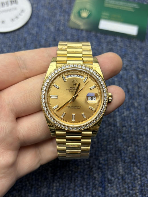 EWS劳力士星期日历型系列“黄冰糖” 钻圈款 全金日志40mm
款式：男士腕表 商品图1