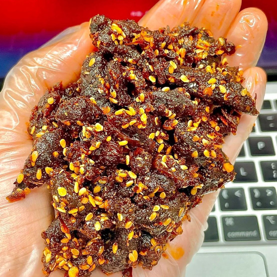 【斌哥优选】牛崽儿麻辣/五香牛肉条，颗颗芝麻增香，追剧零嘴太赞了。带着一些筋络哦，油分不重，扎实又有嚼劲