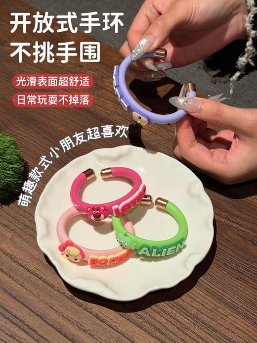 好看又能驱蚊的手环❗️29.9/盒💰 招蚊星人的救星【迪士尼新款卡通驱蚊手环】纯植物精油成分宝宝、妈妈也能安心用 某宝69.9元/盒 ✅ 食品级硅胶材质！防水防汗！ 商品图1