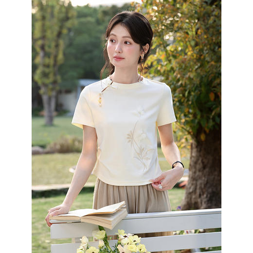 鹿向南【0417/20:00新品前1小时7折限量100件】圆领正肩浅杏色T恤 商品图2