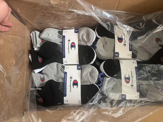 全部现货发！！！保税仓原单正品 
Champion家这波袜子直接闭眼冲！
一卡6双，黑白灰经典色，男生穿超百搭，四种配色 商品图6