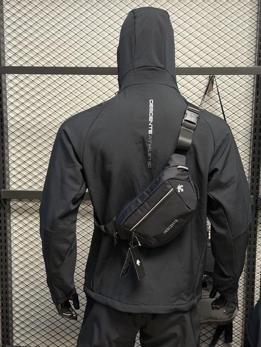 DESCENTE日常休闲包通勤旅行健身跑步胸包耐用防水大容量黑色  三剑客包 商品图10