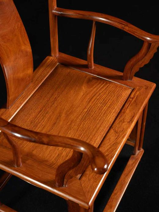 二十世纪 黄花梨独板四出头官帽椅成套（两椅一几） 商品图2