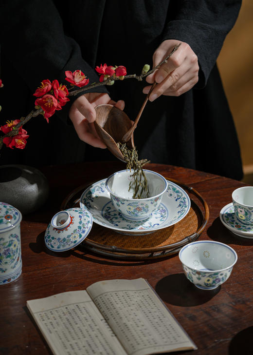 富玉窑 丨景德镇手工青花斗彩团菊玲珑主人杯盖碗茶具套组 商品图2