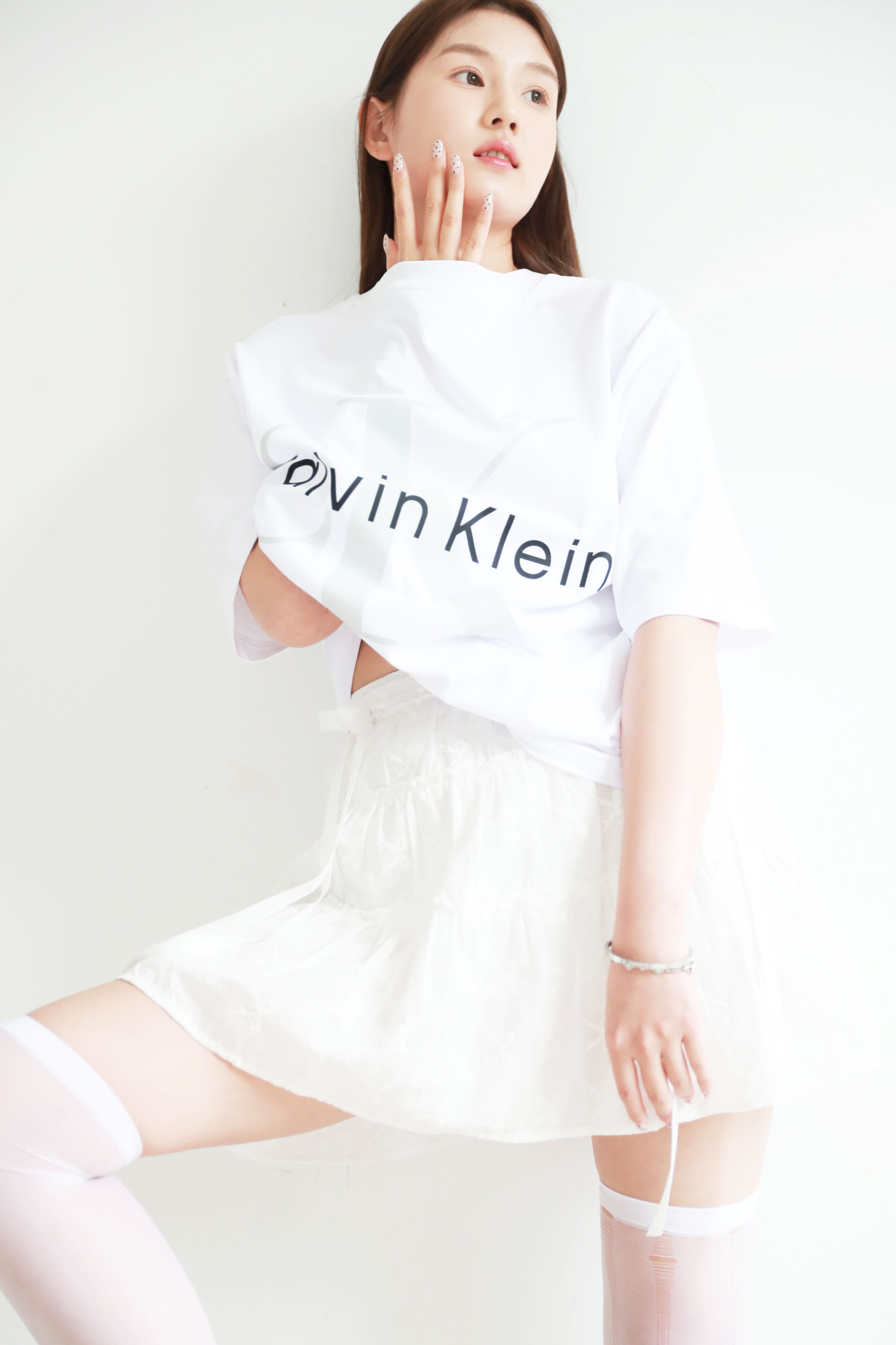 背后大刺绣+胸口小标，正肩宽松tee。基础全棉情侣字母t恤E041460