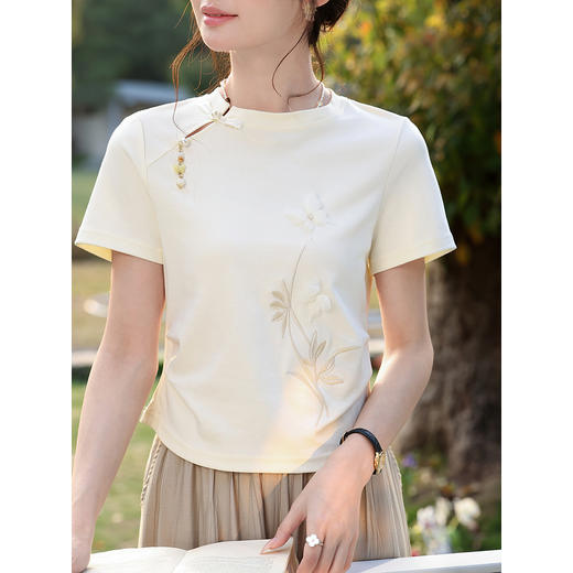 鹿向南【0417/20:00新品前1小时7折限量100件】圆领正肩浅杏色T恤 商品图3