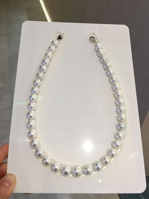 30. 澳白项链 [奸笑]
9.5-12mm南洋白珠项链，规格大方，微椭～近圆，微瑕，光泽超亮，银底白光，非常称肤色， 约43cm 含925银扣 商品图5