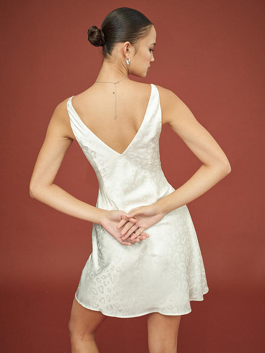 TR她热 小雪豹 白色缎面豹纹暗纹蕾丝拼接复古褶皱V领吊带连衣裙 商品图4