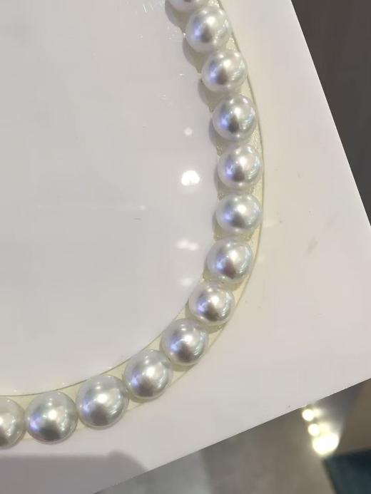 30. 澳白项链 [奸笑]
9.5-12mm南洋白珠项链，规格大方，微椭～近圆，微瑕，光泽超亮，银底白光，非常称肤色， 约43cm 含925银扣 商品图1