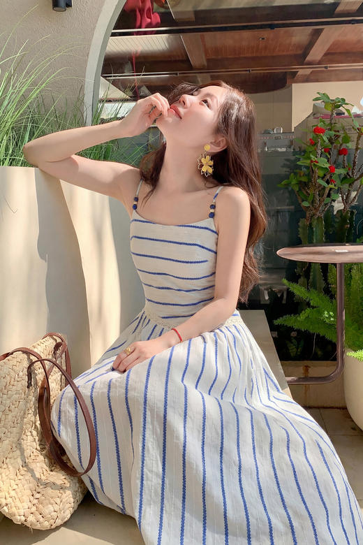 <曾小咸推荐>【4/15-4/17一件88折拍2件8折】蓝白条纹a字吊带连衣裙【预售7-15天发货】 商品图5