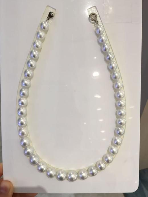 30. 澳白项链 [奸笑]
9.5-12mm南洋白珠项链，规格大方，微椭～近圆，微瑕，光泽超亮，银底白光，非常称肤色， 约43cm 含925银扣 商品图0