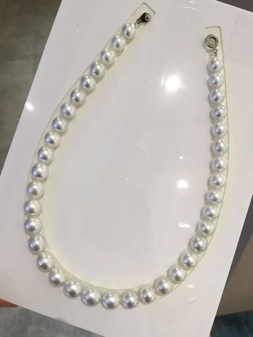 30. 澳白项链 [奸笑]
9.5-12mm南洋白珠项链，规格大方，微椭～近圆，微瑕，光泽超亮，银底白光，非常称肤色， 约43cm 含925银扣 商品图2