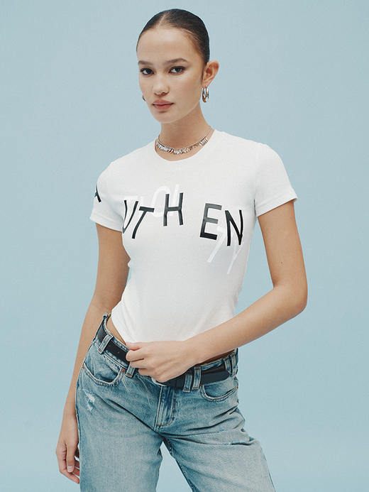 TR她热 本色出演 白色不规则字母印花休闲百搭设计感辣妹T恤上衣 商品图2