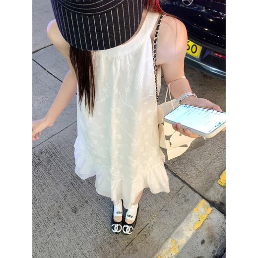 <曾小咸推荐>【4/15-4/17一件88折拍2件8折】浅杏色露肩挂脖连衣裙【预售7-15天发货】 商品图1