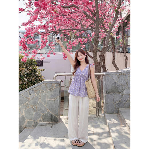 <曾小咸推荐>碎花V领无袖背心收腰新款【预售7-15天发货】 商品图1