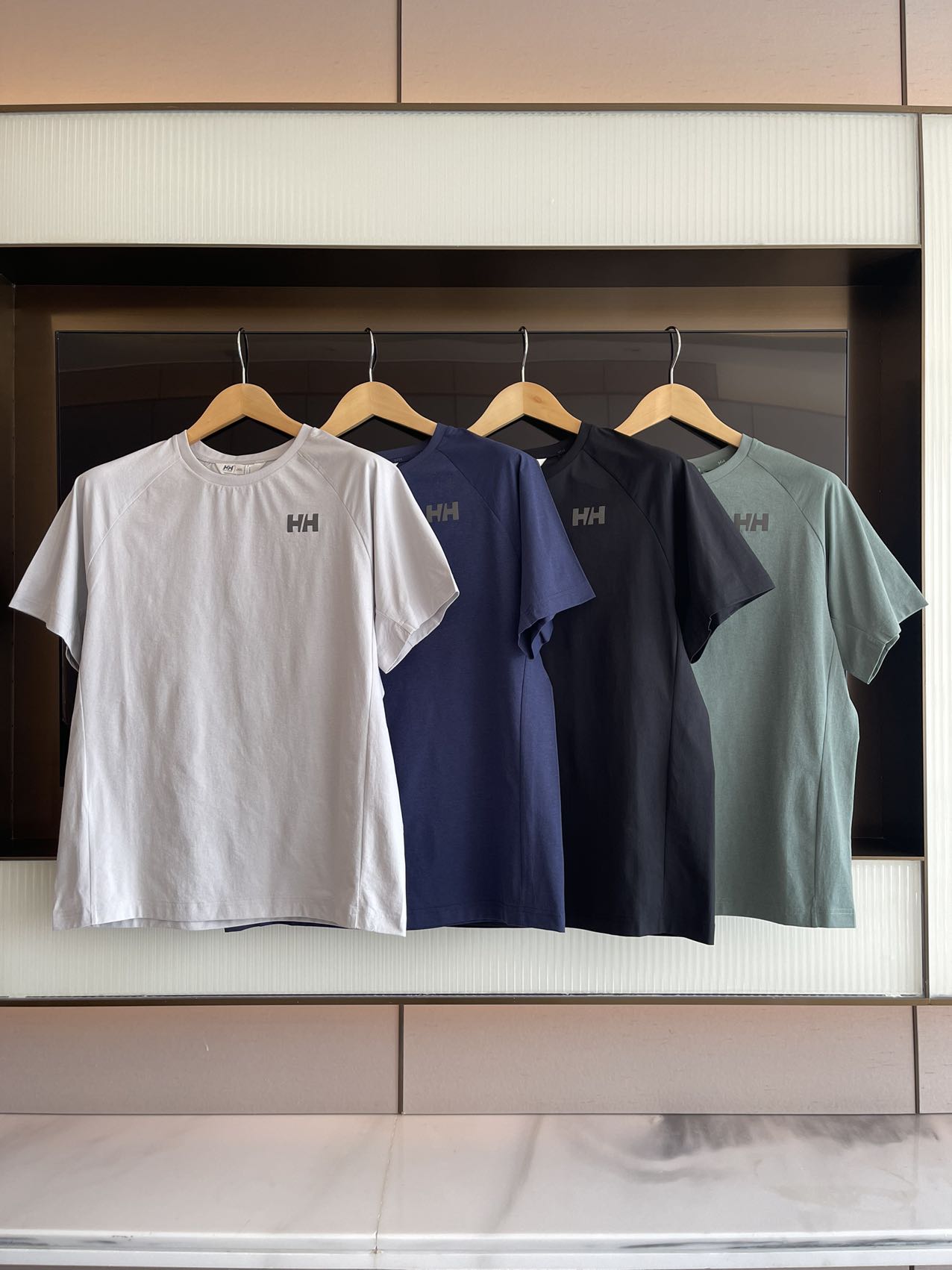 点此购买 海丽汉森夏季男女情侣款轻量速干拼接短袖T恤 mp 344976