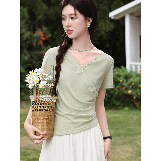 鹿向南【0417/20:00新品前1小时7折限量100件】V领正肩抹茶绿T恤 商品图0