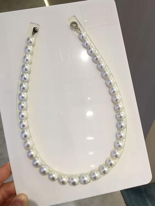 30. 澳白项链 [奸笑]
9.5-12mm南洋白珠项链，规格大方，微椭～近圆，微瑕，光泽超亮，银底白光，非常称肤色， 约43cm 含925银扣 商品图4