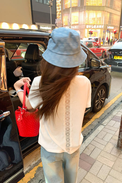 <曾小咸推荐>V领背后镂空蕾丝短袖T恤【预售7-15天发货】 商品图5