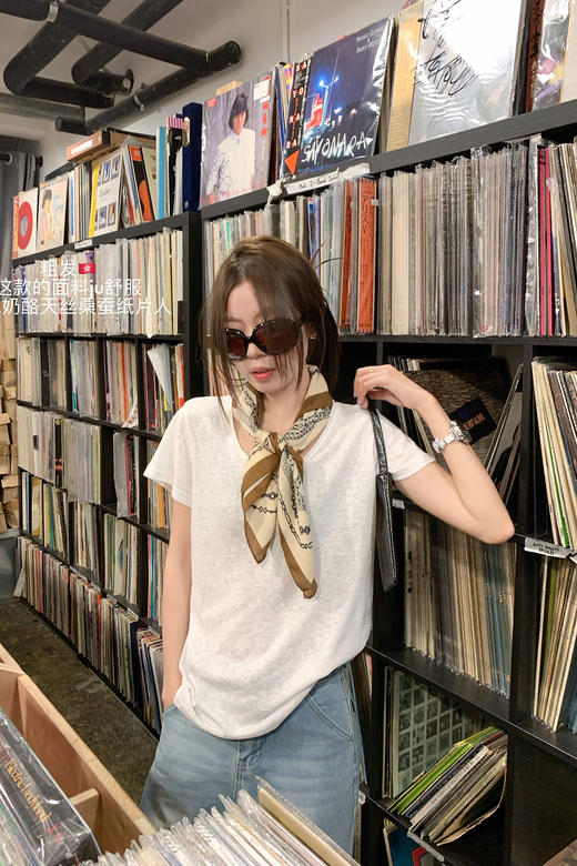 <曾小咸推荐>【4/16/4/17一件88折拍2件8折】软糯V领宽松短袖T恤【预售7-15天发货】 商品图5