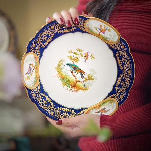 独角鹿西洋古董1903年代法国御窑塞弗尔签名出品深蓝釉手绘描金纹装饰珐琅彩绘爱丽舍宫飞鸟瓷盘 商品图0
