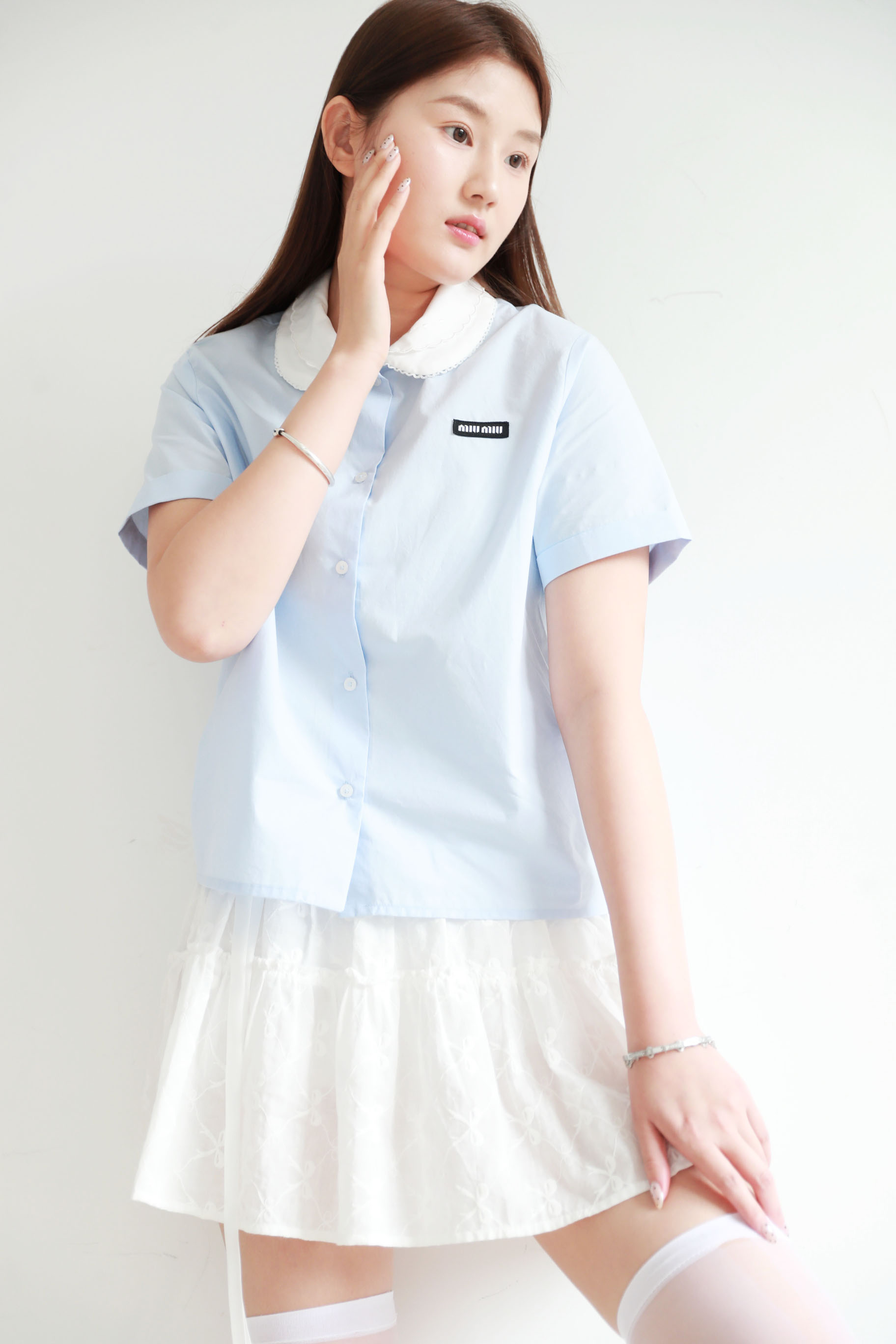 蕾丝边衬衫，千金娃娃领上衣。胸口小标海盐蓝低饱和衬衣E041468