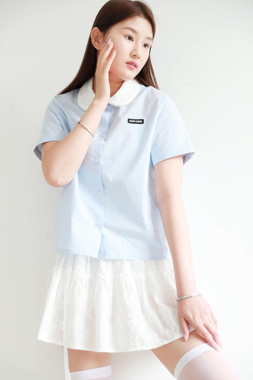 蕾丝边衬衫，千金娃娃领上衣。胸口小标海盐蓝低饱和衬衣E041468 商品图0