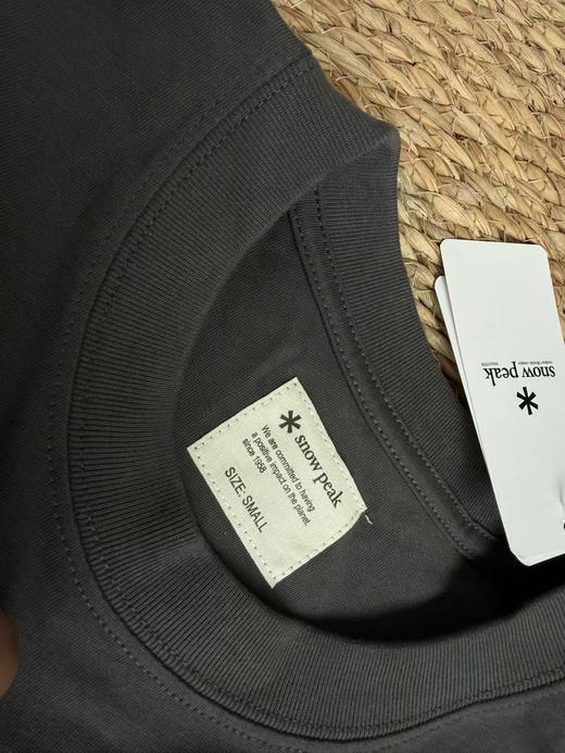 始于山野，归于日常。 作为日本户外品牌，Snow Peak 把「山系美学」刻进了这件基础T里。 商品图7