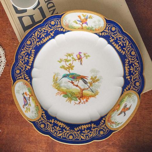 独角鹿西洋古董1903年代法国御窑塞弗尔签名出品深蓝釉手绘描金纹装饰珐琅彩绘爱丽舍宫飞鸟瓷盘 商品图2