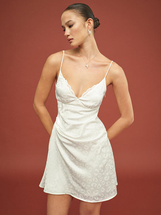 TR她热 小雪豹 白色缎面豹纹暗纹蕾丝拼接复古褶皱V领吊带连衣裙 商品图2