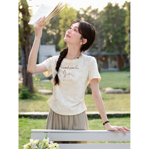 鹿向南【0417/20:00新品前1小时7折限量100件】圆领正肩杏色T恤 商品图3