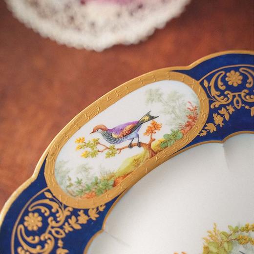 独角鹿西洋古董1903年代法国御窑塞弗尔签名出品深蓝釉手绘描金纹装饰珐琅彩绘爱丽舍宫飞鸟瓷盘 商品图4