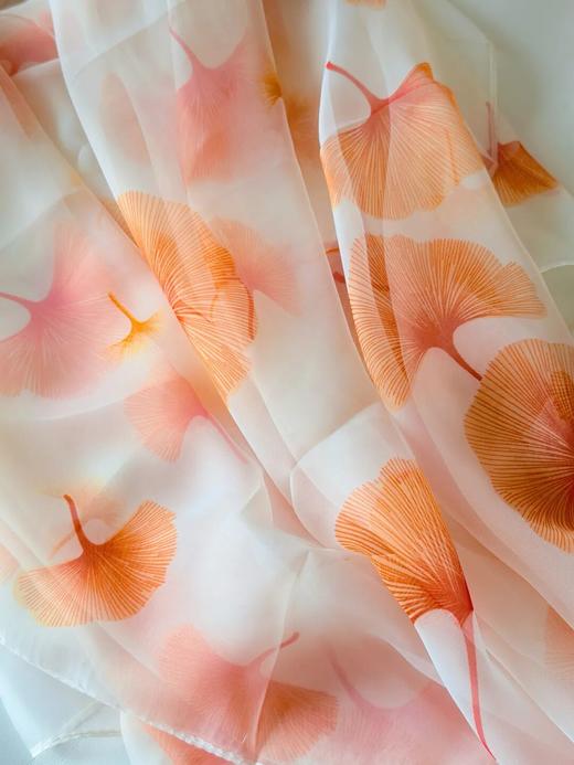 （59任选两条）LEOS VITI春款植物染丝质披肩 | 柔滑如水，飘逸动人，植物印染特别显气质 商品图7