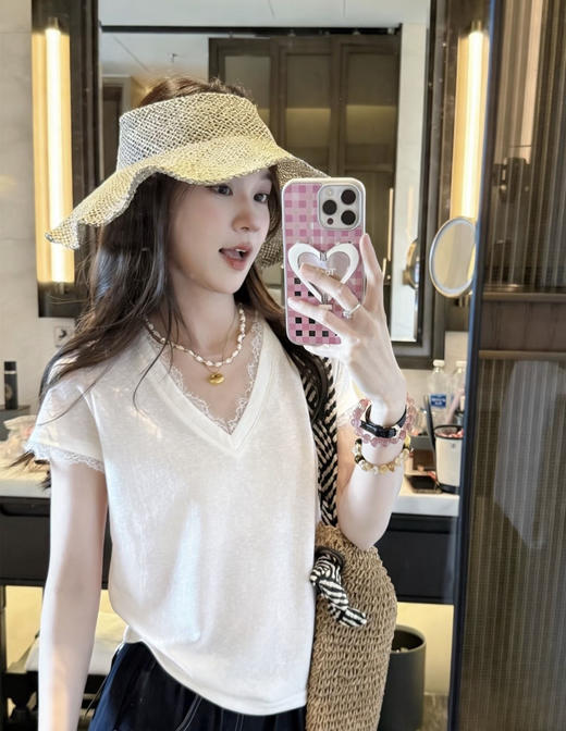 💕温柔狙击‼️【睫毛蕾丝T恤】这件蕾丝边T恤，🌱把浪漫穿在了身上！ 🌈V领设计轻松get天鹅颈，⁩气质这块拿捏的死死的！👋⁬进口雪花棉自带肌理感，⁭肉眼可见的舒适度～ 商品图0