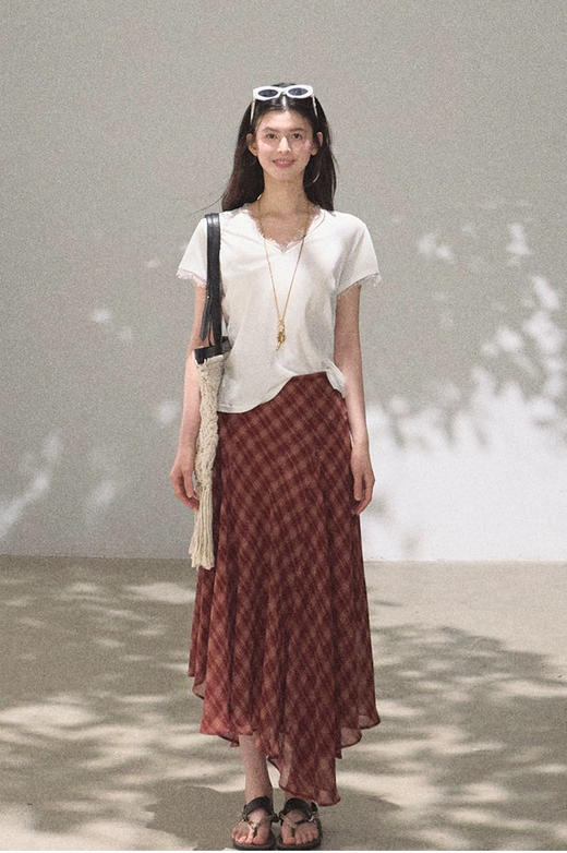 💕温柔狙击‼️【睫毛蕾丝T恤】这件蕾丝边T恤，🌱把浪漫穿在了身上！ 🌈V领设计轻松get天鹅颈，⁩气质这块拿捏的死死的！👋⁬进口雪花棉自带肌理感，⁭肉眼可见的舒适度～ 商品图4