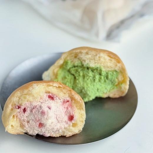 【手工爆浆冰面包】面包体精选优质小麦粉，麦香味浓，还特别添加了蜂蜜，清甜不腻；内馅用的是动物淡奶油和奶酪酱，丝滑醇厚，不是廉价植物奶油能比的，每一口都是纯粹的奶香。 商品图1