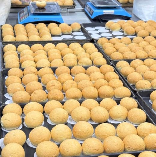 【手工爆浆冰面包】面包体精选优质小麦粉，麦香味浓，还特别添加了蜂蜜，清甜不腻；内馅用的是动物淡奶油和奶酪酱，丝滑醇厚，不是廉价植物奶油能比的，每一口都是纯粹的奶香。 商品图10