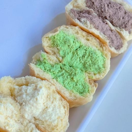 【手工爆浆冰面包】面包体精选优质小麦粉，麦香味浓，还特别添加了蜂蜜，清甜不腻；内馅用的是动物淡奶油和奶酪酱，丝滑醇厚，不是廉价植物奶油能比的，每一口都是纯粹的奶香。 商品图5