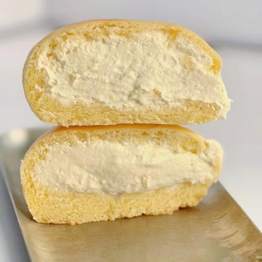 【手工爆浆冰面包】面包体精选优质小麦粉，麦香味浓，还特别添加了蜂蜜，清甜不腻；内馅用的是动物淡奶油和奶酪酱，丝滑醇厚，不是廉价植物奶油能比的，每一口都是纯粹的奶香。 商品图8