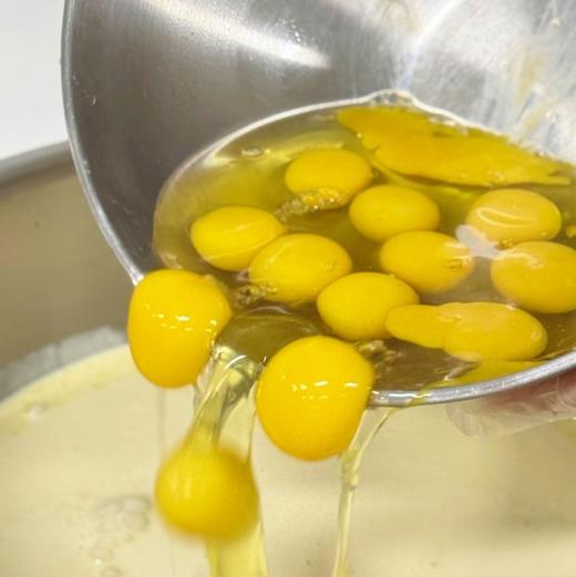 【手工爆浆冰面包】面包体精选优质小麦粉，麦香味浓，还特别添加了蜂蜜，清甜不腻；内馅用的是动物淡奶油和奶酪酱，丝滑醇厚，不是廉价植物奶油能比的，每一口都是纯粹的奶香。 商品图6