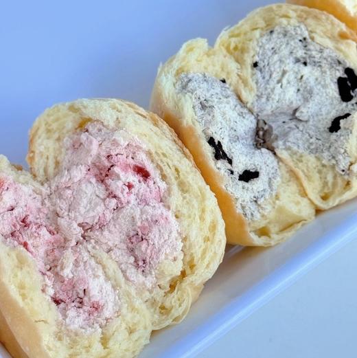 【手工爆浆冰面包】面包体精选优质小麦粉，麦香味浓，还特别添加了蜂蜜，清甜不腻；内馅用的是动物淡奶油和奶酪酱，丝滑醇厚，不是廉价植物奶油能比的，每一口都是纯粹的奶香。 商品图2