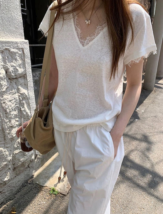 💕温柔狙击‼️【睫毛蕾丝T恤】这件蕾丝边T恤，🌱把浪漫穿在了身上！ 🌈V领设计轻松get天鹅颈，⁩气质这块拿捏的死死的！👋⁬进口雪花棉自带肌理感，⁭肉眼可见的舒适度～ 商品图1