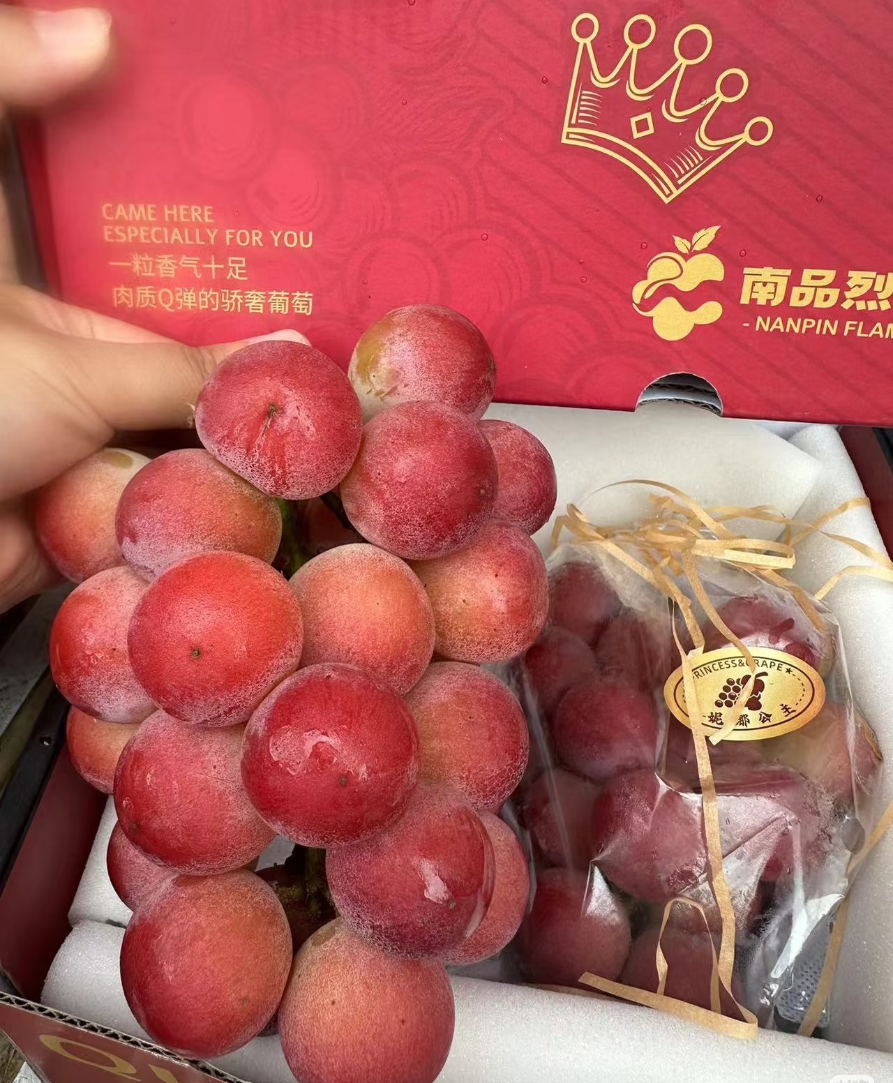 周四取货：【礼盒妮娜皇后】一盒毛重2斤左右m纯甜无酸，后调浓浓的红酒香味！葡萄界的天花板！