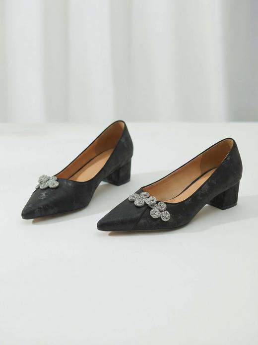 15天发货【定制丝绸牛皮尖头粗跟鞋】盘扣点睛｜内里猪皮+牛筋底，5cm不累脚，小个子友好34–40码，脚肥脚宽的建议大一码 商品图1