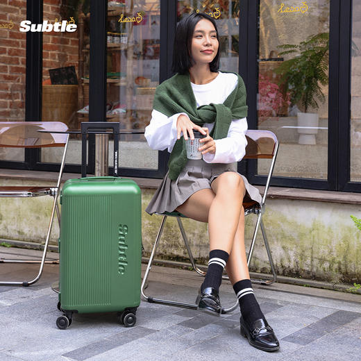 香港轻奢品牌🧳山姆胖东来合作品牌【Subtle坚果行李箱】小贵但质感满分💯一体成型坚果中框，航空级三层PC材质 ✅静音顺滑万向轮+进口轴承 商品图5