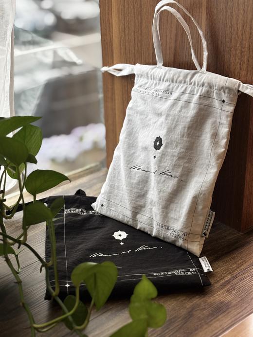 汉娜·阿伦特“黑暗中的启明”护书袋【两色可选：黑/白】 阅见文创  礼物 送礼 阅读搭子 商品图5