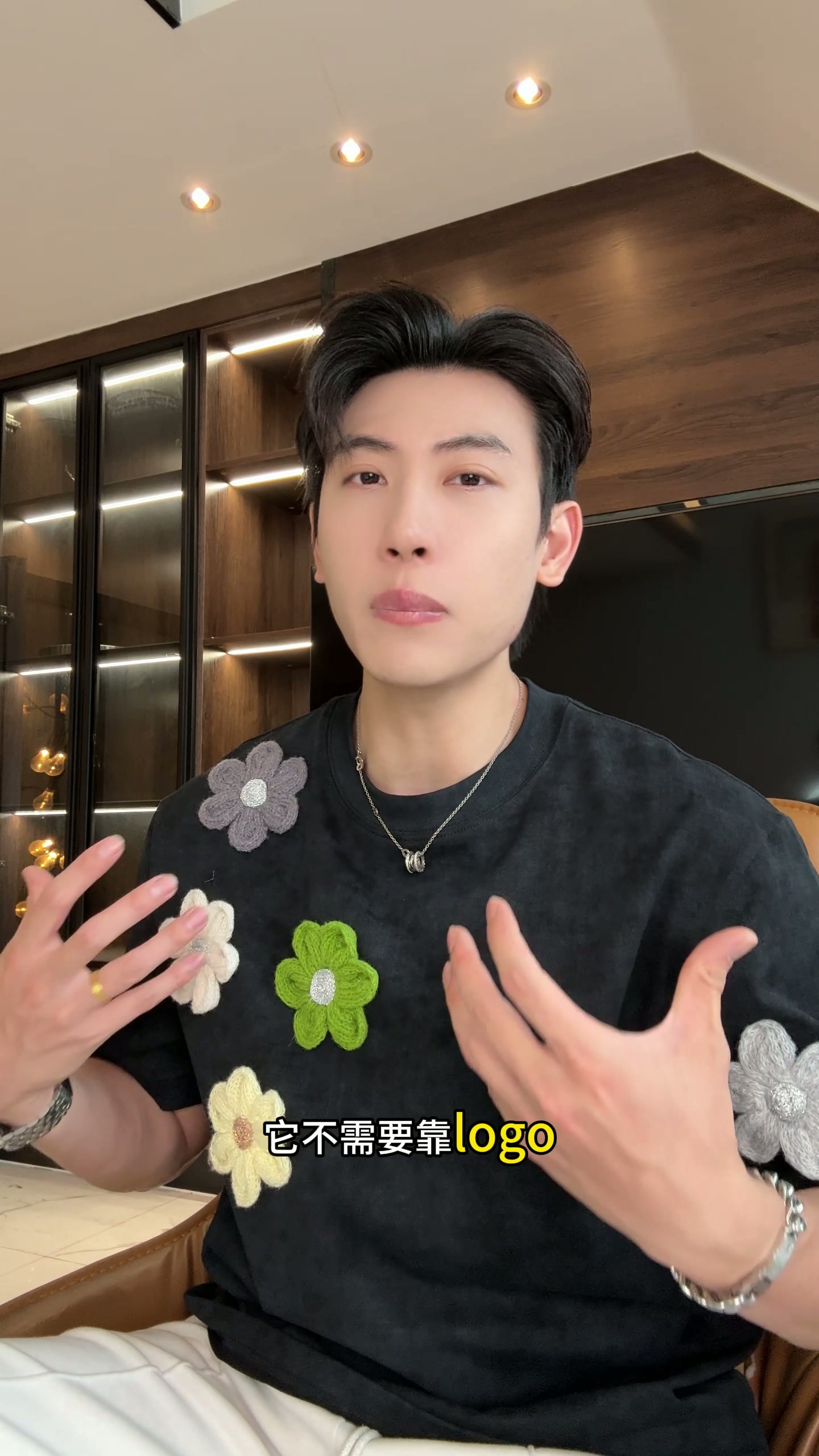 26T281SDSA男装2026新款轻奢潮牌彩色立体花朵装饰设计圆领短袖T恤百搭