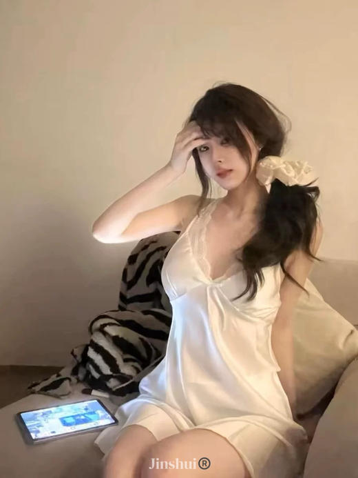 【法式蕾丝吊带睡裙】一眼沦陷慵懒性感口超温柔性感的一款睡裙入纯欲感十足 商品图4