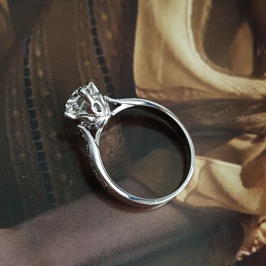 【天然正品】AU750白金简约时尚扭臂四爪款1.0克拉钻石戒指8号（戒圈可改）060426NJS17 商品图5