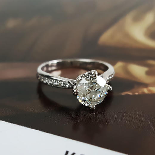 【天然正品】AU750白金简约时尚扭臂四爪款1.0克拉钻石戒指8号（戒圈可改）060426NJS17 商品图2